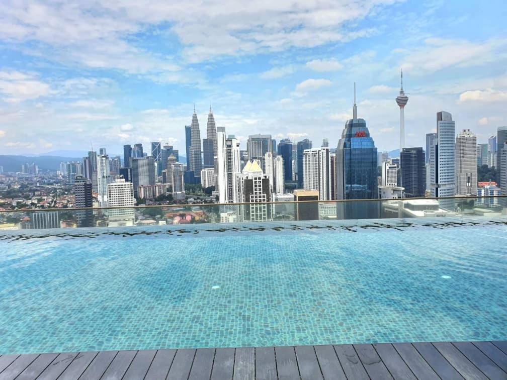 Regalia Suites Klcc View Rooftop Infinity Pool By Angkasa Homes Kuala Lumpur Exteriör bild