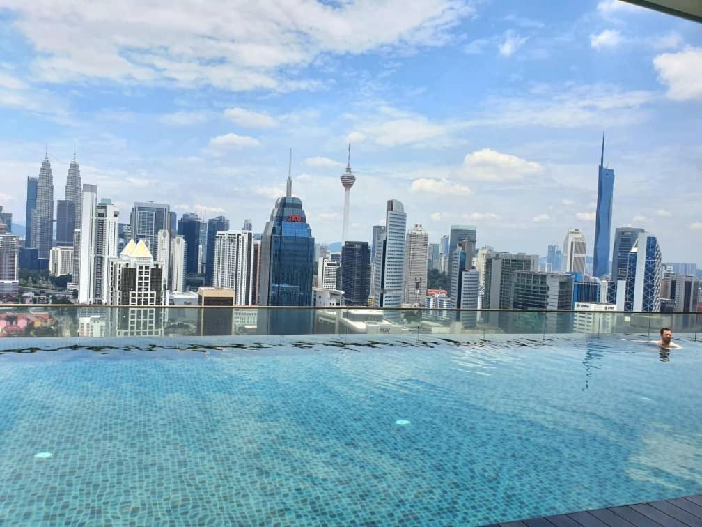 Regalia Suites Klcc View Rooftop Infinity Pool By Angkasa Homes Kuala Lumpur Exteriör bild
