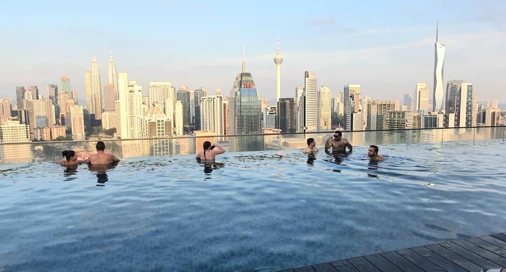 Regalia Suites Klcc View Rooftop Infinity Pool By Angkasa Homes Kuala Lumpur Exteriör bild